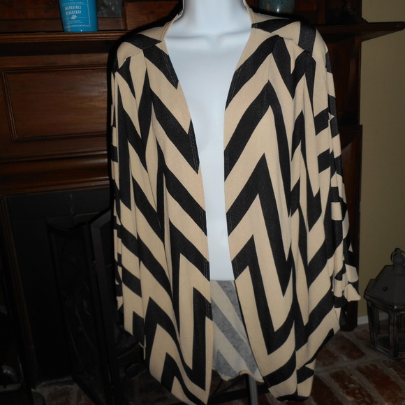 Primi Tops - 2 for $15 NWOT Black and tan zig zap kimono -Small